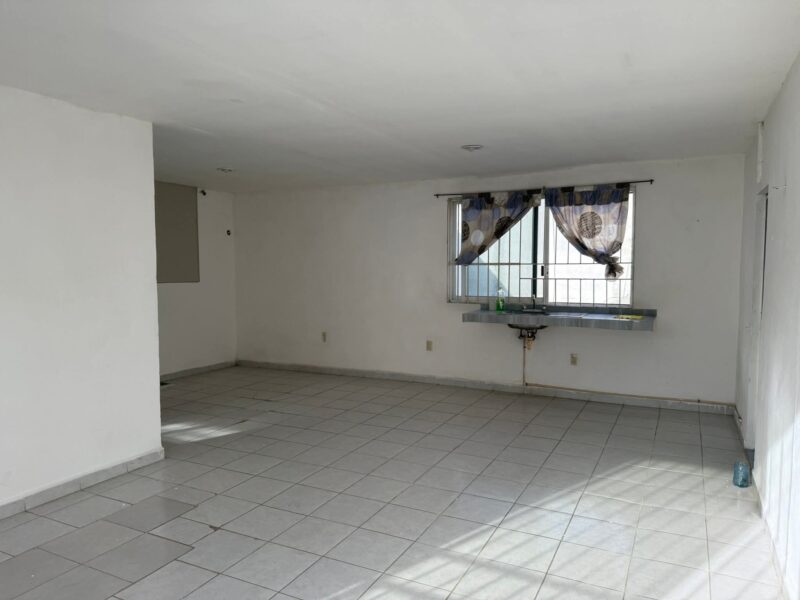 🏢 ¡Excelente Local en renta en Av.Colosio! 💲8,000 MXN 📍Campeche,Campeche 📍 Local ideal para oficinas o negocio, ubicado sobre la Avenida Colosio, una de las zonas más transitadas y con alta visibilidad.