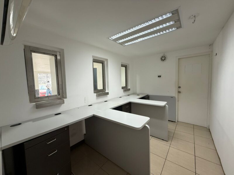 🏢✨ LOCAL COMERCIAL EN RENTA – 💲30,000 más IVA 📍CAMPECHE, CAMPECHE-UBICACIÓN PREMIUM ✨🏢 📍 Circuito Baluartes, esquina Calle 16 y Ciriaco Vázquez (Actualmente ocupado por Financiera Compartamos) 🔹 120 m² de espacio versátil