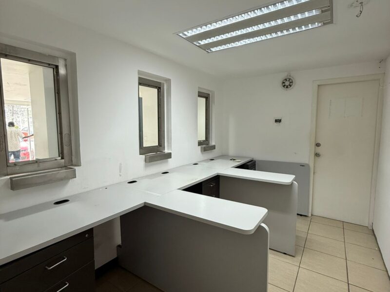 🏢✨ LOCAL COMERCIAL EN RENTA – 💲30,000 más IVA 📍CAMPECHE, CAMPECHE-UBICACIÓN PREMIUM ✨🏢 📍 Circuito Baluartes, esquina Calle 16 y Ciriaco Vázquez (Actualmente ocupado por Financiera Compartamos) 🔹 120 m² de espacio versátil